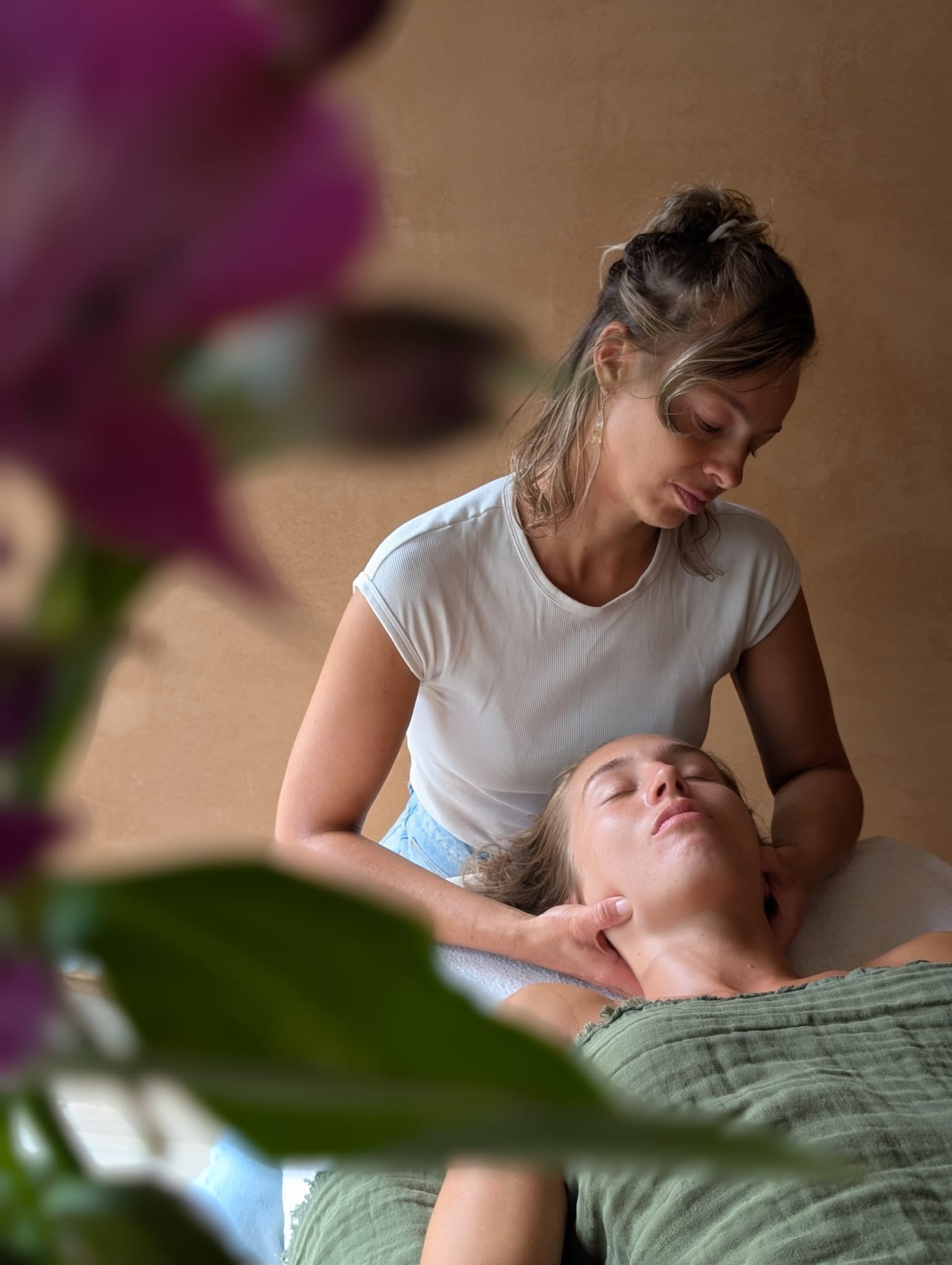 Professional holistic face massage therapy session in Oslo - Din Oase wellness center
