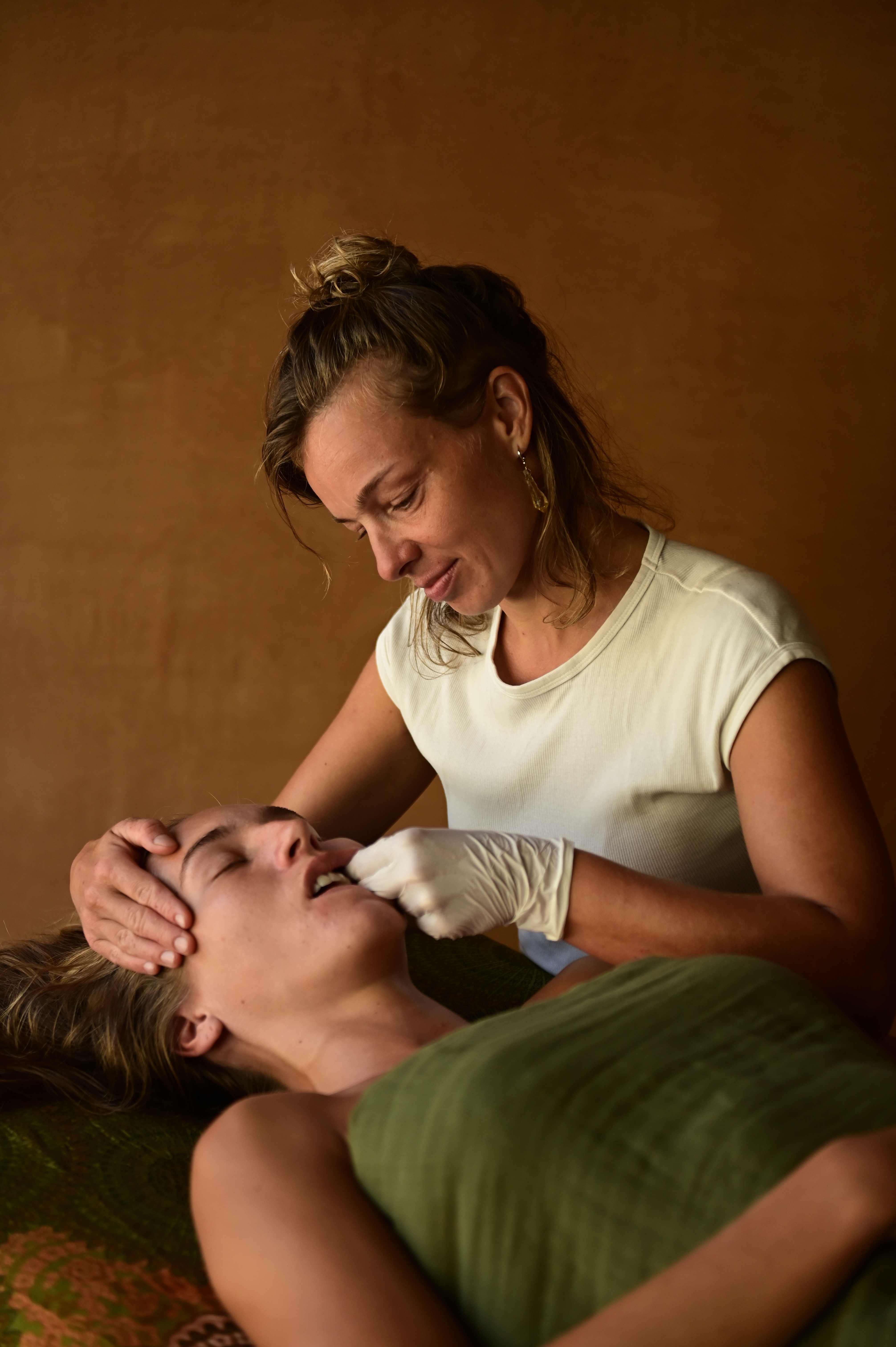 Bukkalmassasje behandling for kjevespenninger og TMJ-lindring Oslo - dypvevs ansiktsbehandling Din Oase