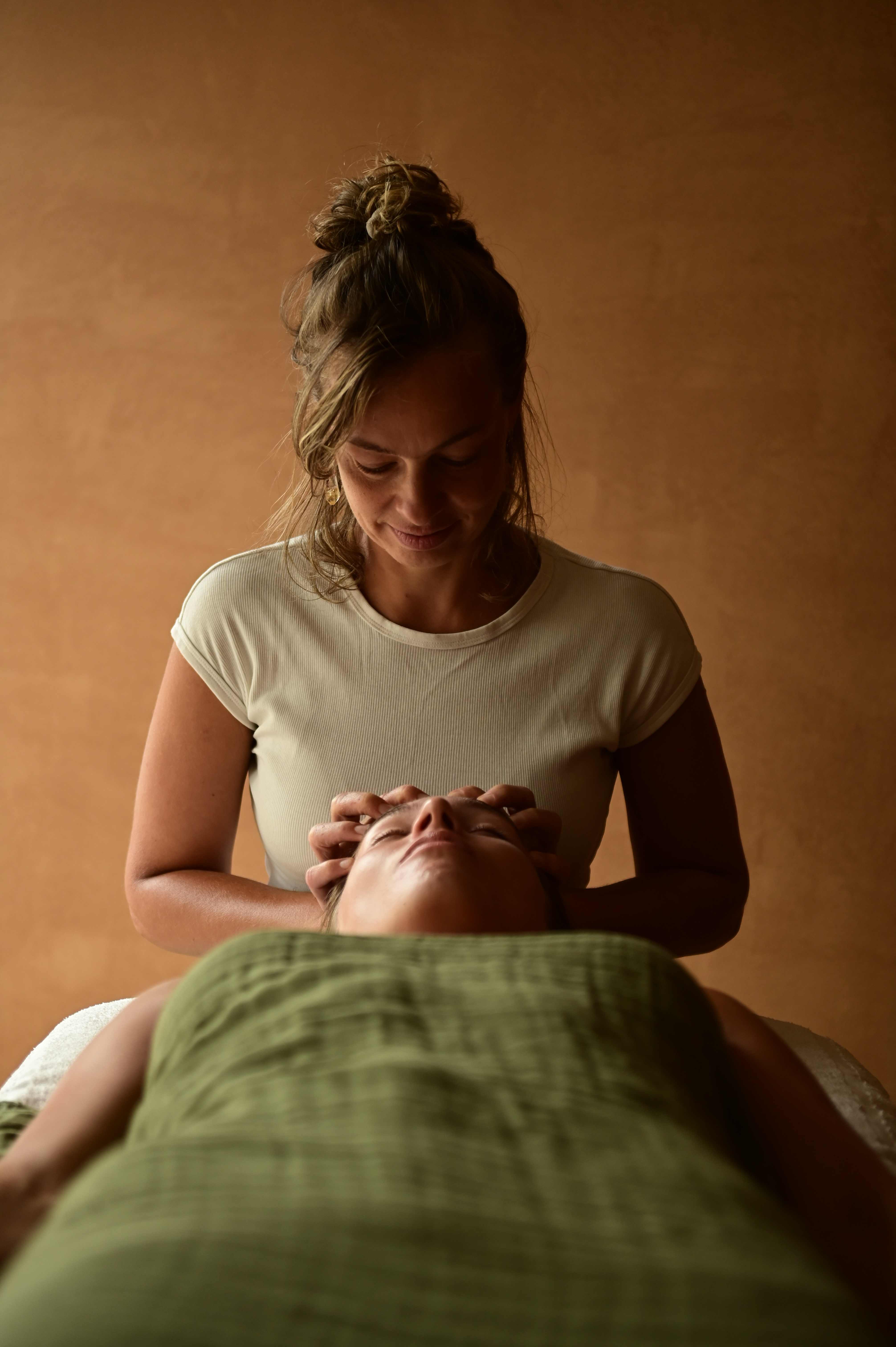 Face acupressure treatment based on Traditional Chinese Medicine meridians - natural facial rejuvenation Oslo