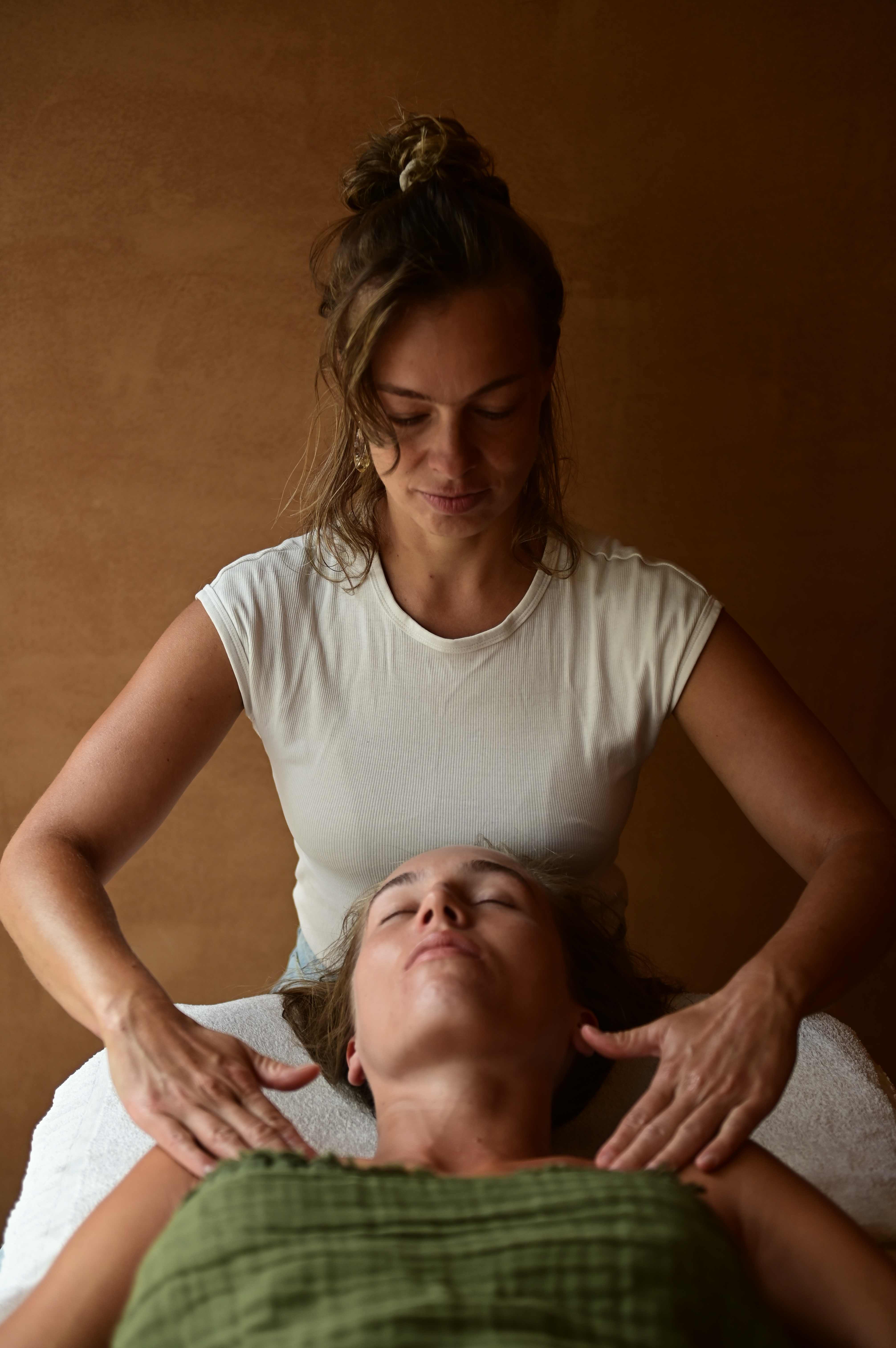 Lymphatic drainage face massage technique - reduces swelling and promotes detoxification Oslo